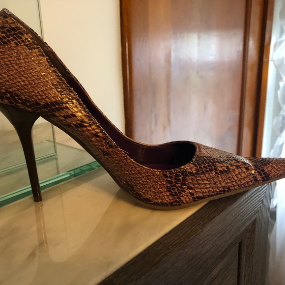 Y2K dark purple/plum snakeskin pattern stiletto heels. Size 9 - Picture 2 of 9